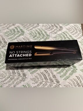 Martino No Strings Attached Cordless Flat Iron — Black and Gold
